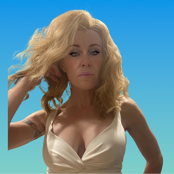 22” Wavy Dirty Dishwater Blond Bombshell Wig - Picture 4 of 9